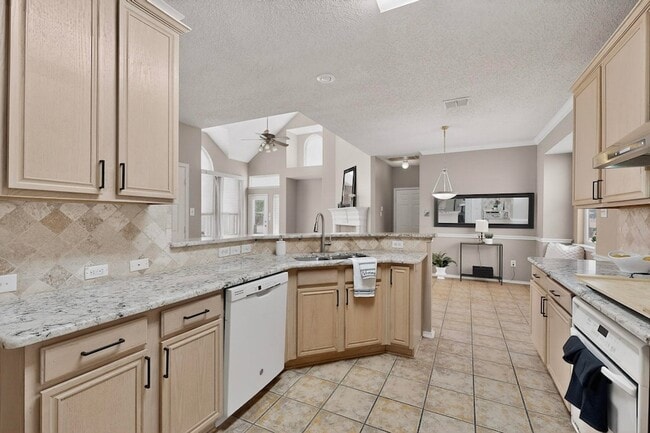 Photo - 2023 Nottingham Pl