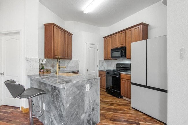 Photo - 702 Bent Wood Pl