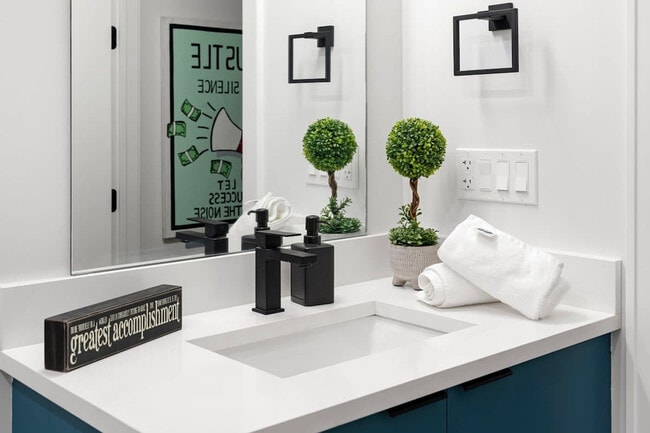 Photo - 318 W Grand Ave Unit SI ID1244921P