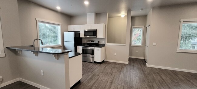 1x1 Berkeley - Kitchen, Entrance - Four Seasons Central