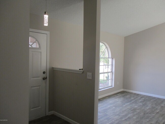 Photo - 474 Tuloma Ave SW