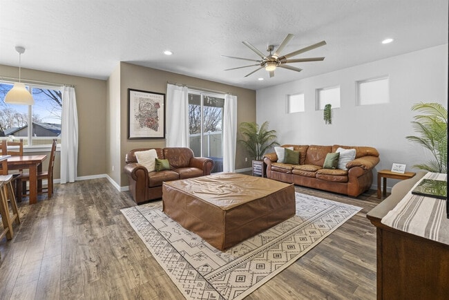 Building Photo - 2052 W Bella Ln Unit ID1308957P