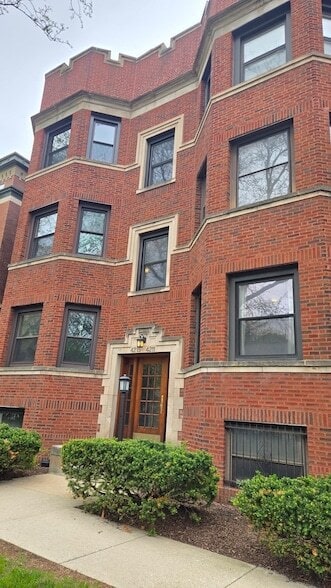 Building Photo - 4215 N Sheridan Rd Unit G