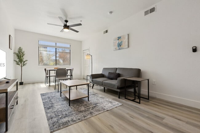 Building Photo - 6610 N 93rd Ave Unit ID1055570P