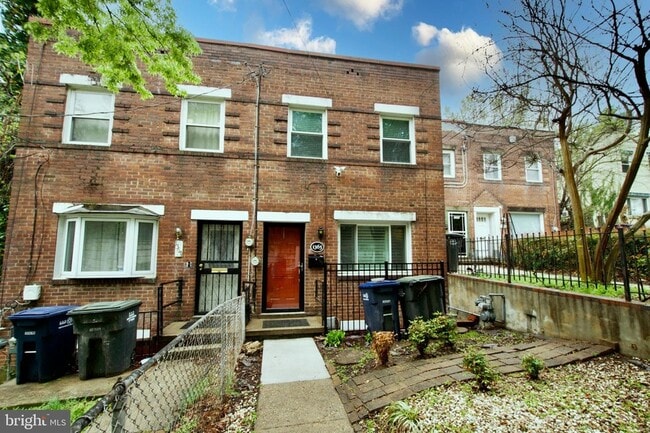 Photo - 1365 Talbert Terrace SE