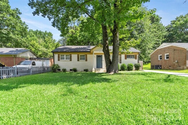 Building Photo - 2521 Dora Dr