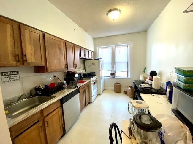 Building Photo - 18 Glenville Ave Unit 3