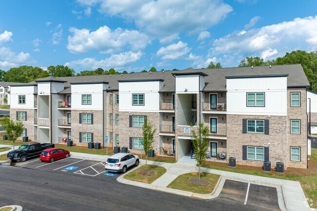Building Photo - Pointe Grand Dawsonville