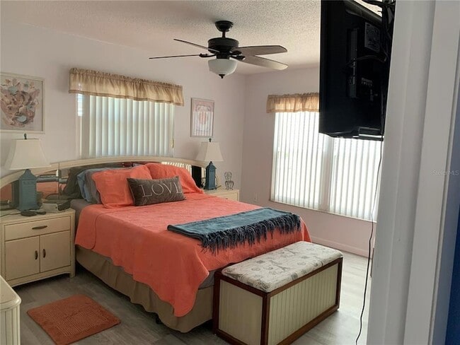 Photo - 571 Bellaire Dr