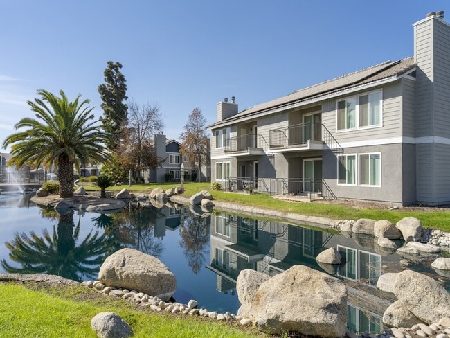 Lakeside View of Edgewater Isle - Edgewater Isle Apartments and Townhomes
