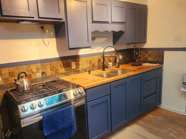 Photo - 1217 Girard Blvd NE