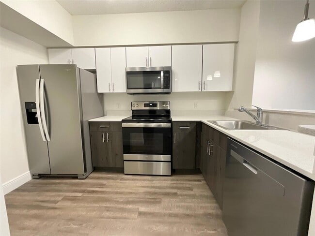 Building Photo - 7707 NW 7th St Unit 1-503