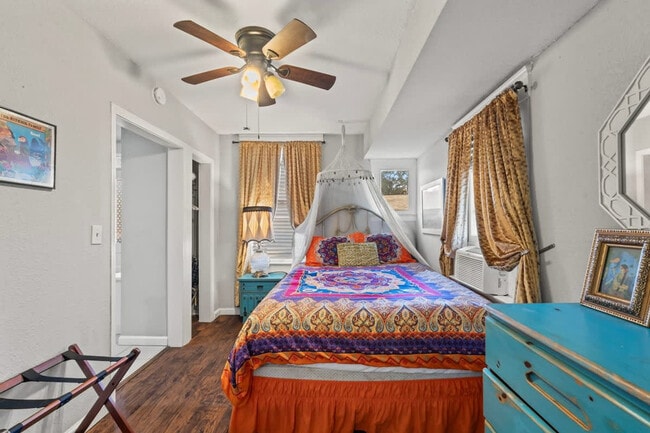 Photo - 2737 College St Unit SI ID1578528P