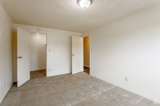 2BR, 1BA - 850 SF - Peaks on Drake