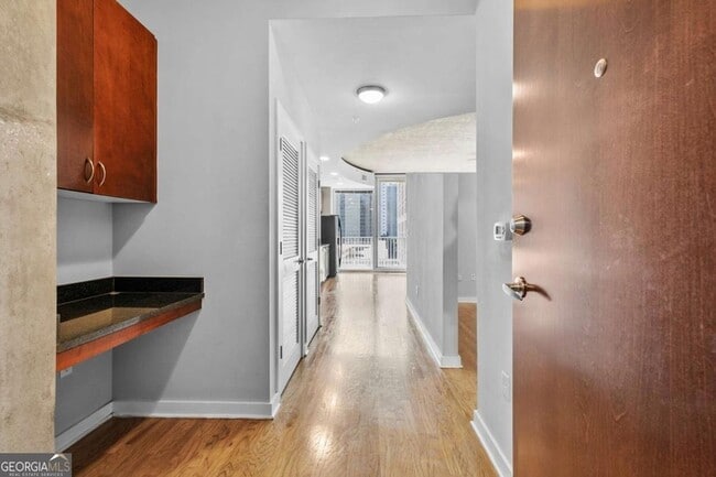 Building Photo - 400 W Peachtree St NW Unit 1010