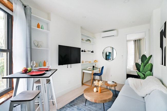 Building Photo - 515 W 48th St Unit ID1021962P