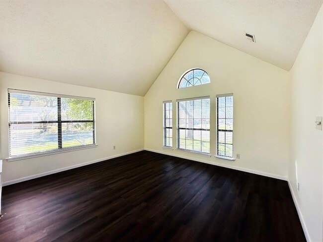 Photo - 306 Applewood Dr