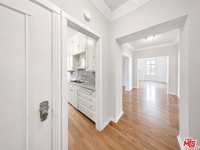 Photo - 1314 Hayworth Ave Unit 303