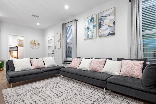 Photo - 275 Gateway Dr Unit ID1244332P