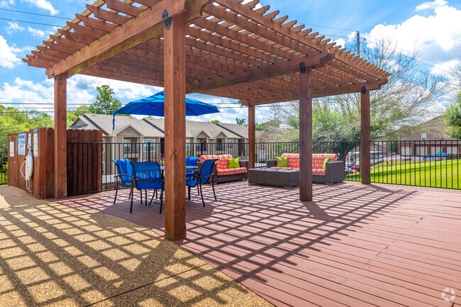 BBQ/Picnic Area - Summer Brook Apartments