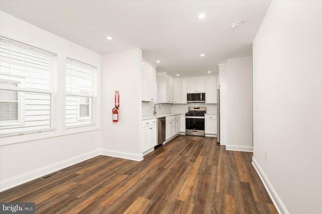 Photo - 656 Schiller Ave