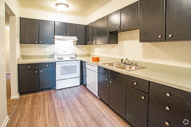 3BR, 2BA - 1,410 SF - Kitchen - Royal Arms of Louisville