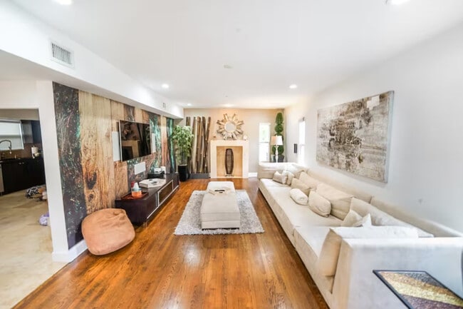 Photo - 200 NE 16th Ave Unit ID1369656P