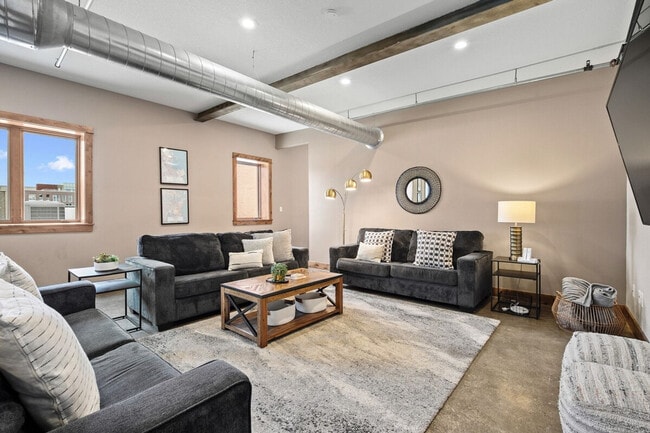 Building Photo - 301 E Walnut St Unit ID1285758P