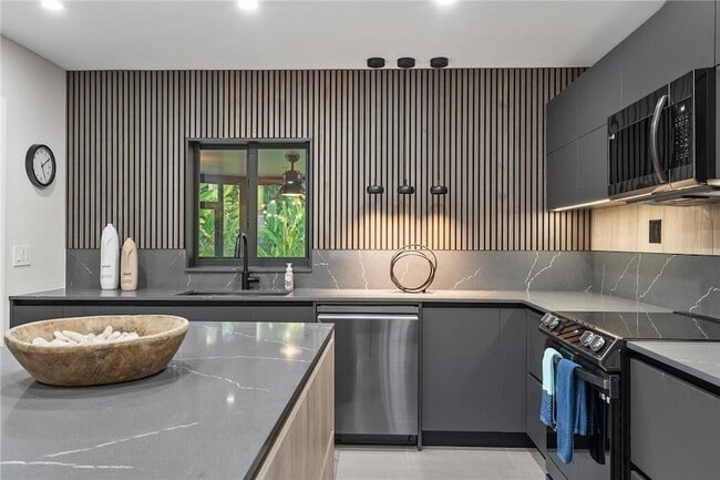 Photo - 425 NE 25th St