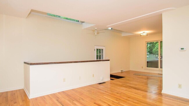 Photo - 924 N Maple Rd