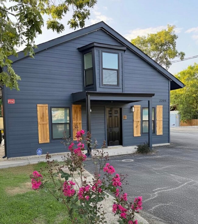 Building Photo - 2204 W San Antonio St