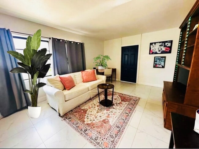 Building Photo - 2932 NW 10th Ave Unit ID1272106P