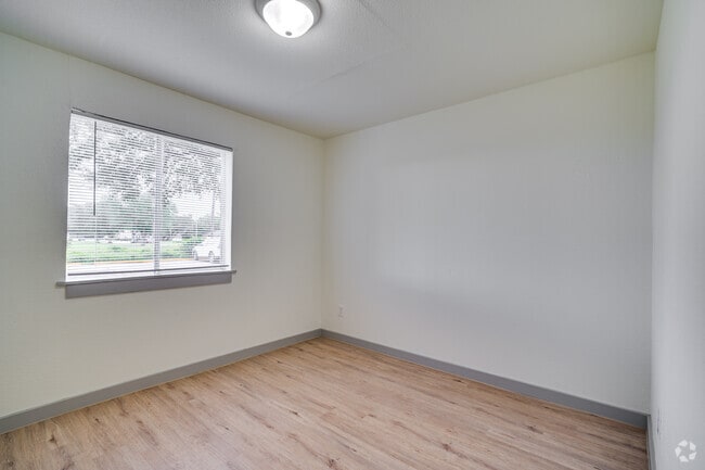 2BR, 1.5BA - 853SF - Lantana Apartments