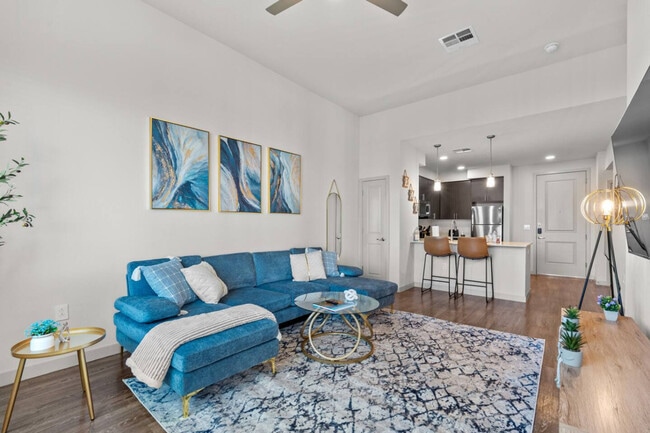 Building Photo - 711 W Broadway Rd Unit ID1366963P