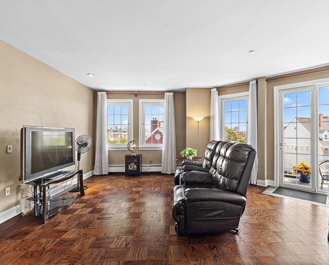 Photo - 205 Shearwater Ct W