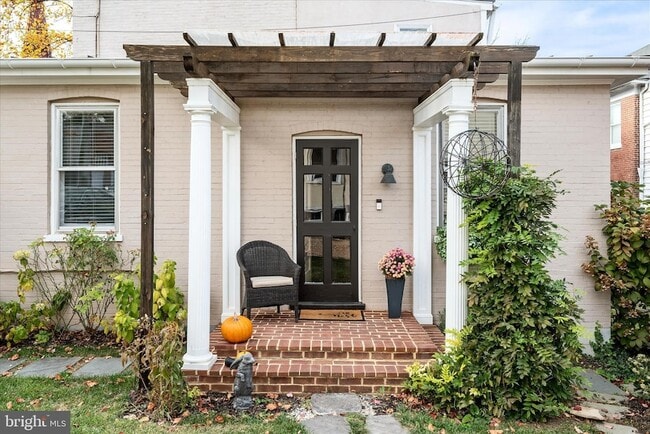 Photo - 6 E Cecil St