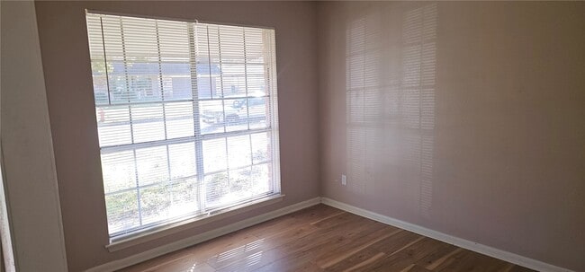 Photo - 2114 Yorktown Ct N