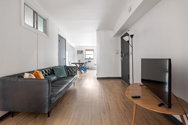 Building Photo - 301 W 31st St Unit ID1323979P