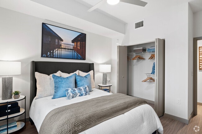 2BR, 2BA -990SF - River North