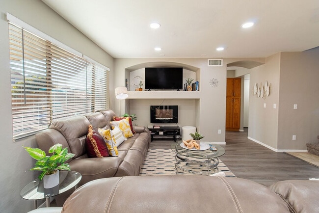 Building Photo - 1387 E 10th Pl Unit SI ID1495038P