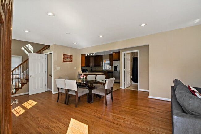 Photo - 808 W Broad St Unit ID1395516P