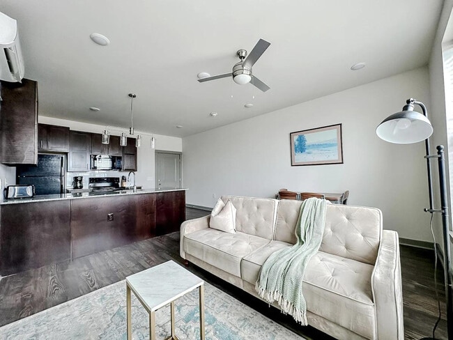 Building Photo - 111 E 4th St Unit ID1036786P