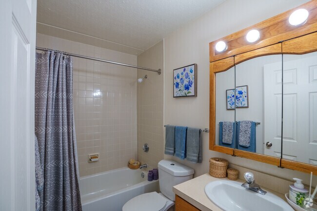 1BR, 1BA - 650SF - Bathroom - Kimball Court