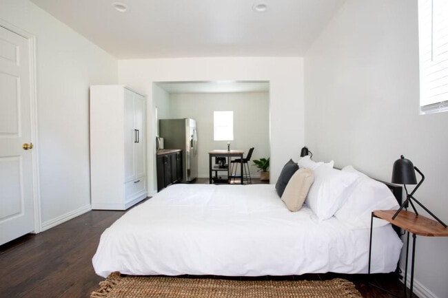 Building Photo - 1506 Kenwood Ave Unit ID1058613P