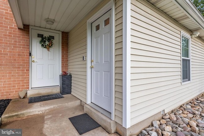 Photo - 560B Thrush Ct