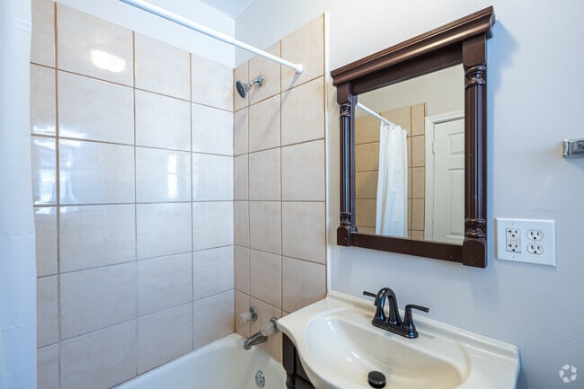 3BR, 1BA - 1,080SF - Bathroom - 7526-36 S Colfax Ave