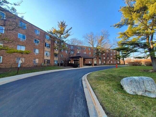 Building Photo - 1500 Robin Cir Unit 108