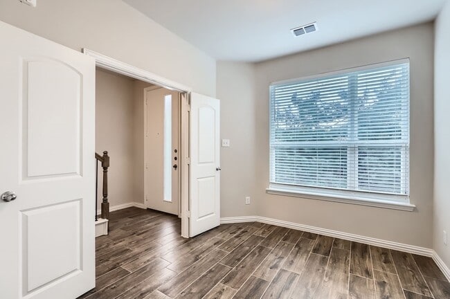 Photo - 301 E Lamar St