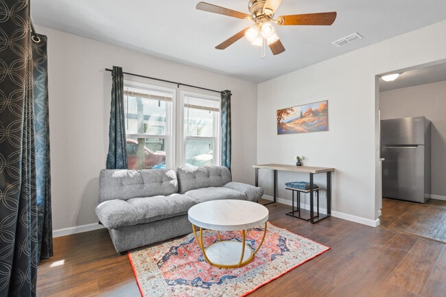 Building Photo - 1004 E Powell Ave Unit ID1357996P