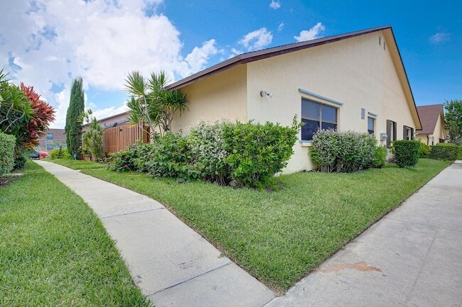 Photo - 484 Springdale Cir